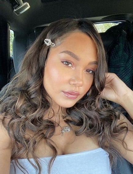 Parker McKenna Posey Actress, Bio, Wiki, Age, Height, Parents ...